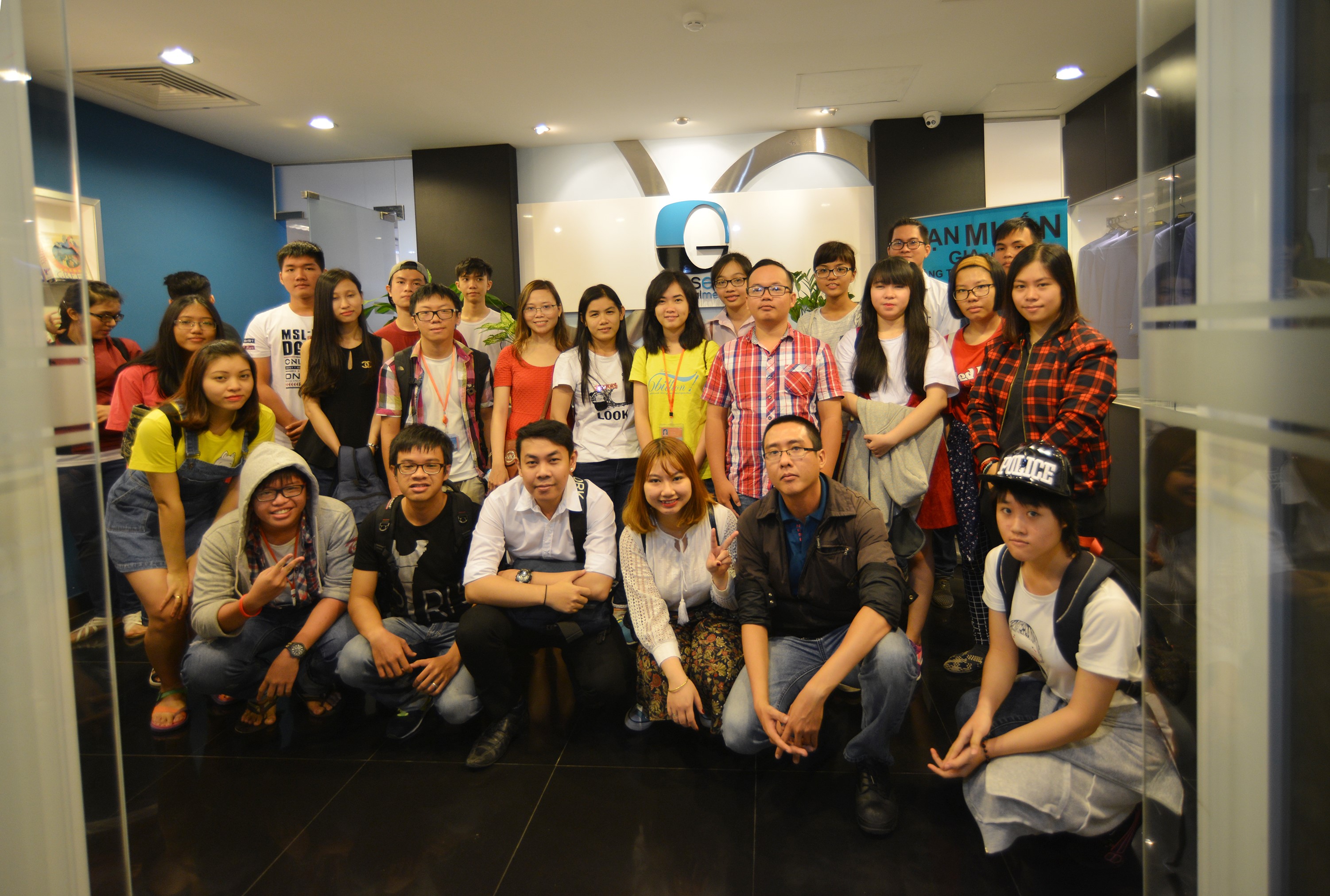 PUBLICS:Le Phuong Thao:Hinh :tham quan cty game :3.jpg